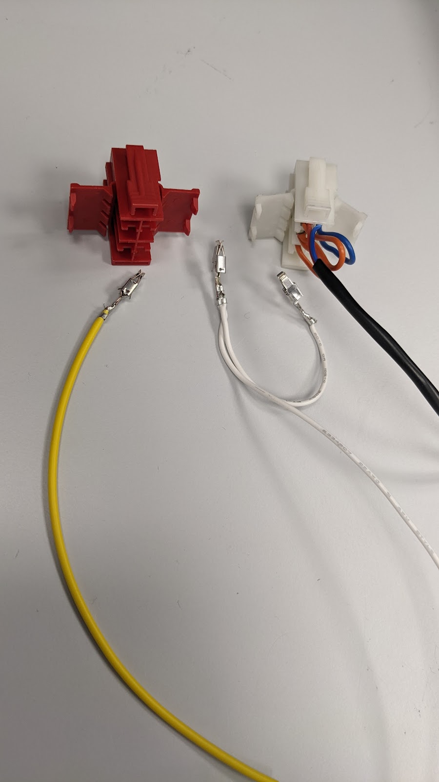 HRN-URTACHO red and white connectors