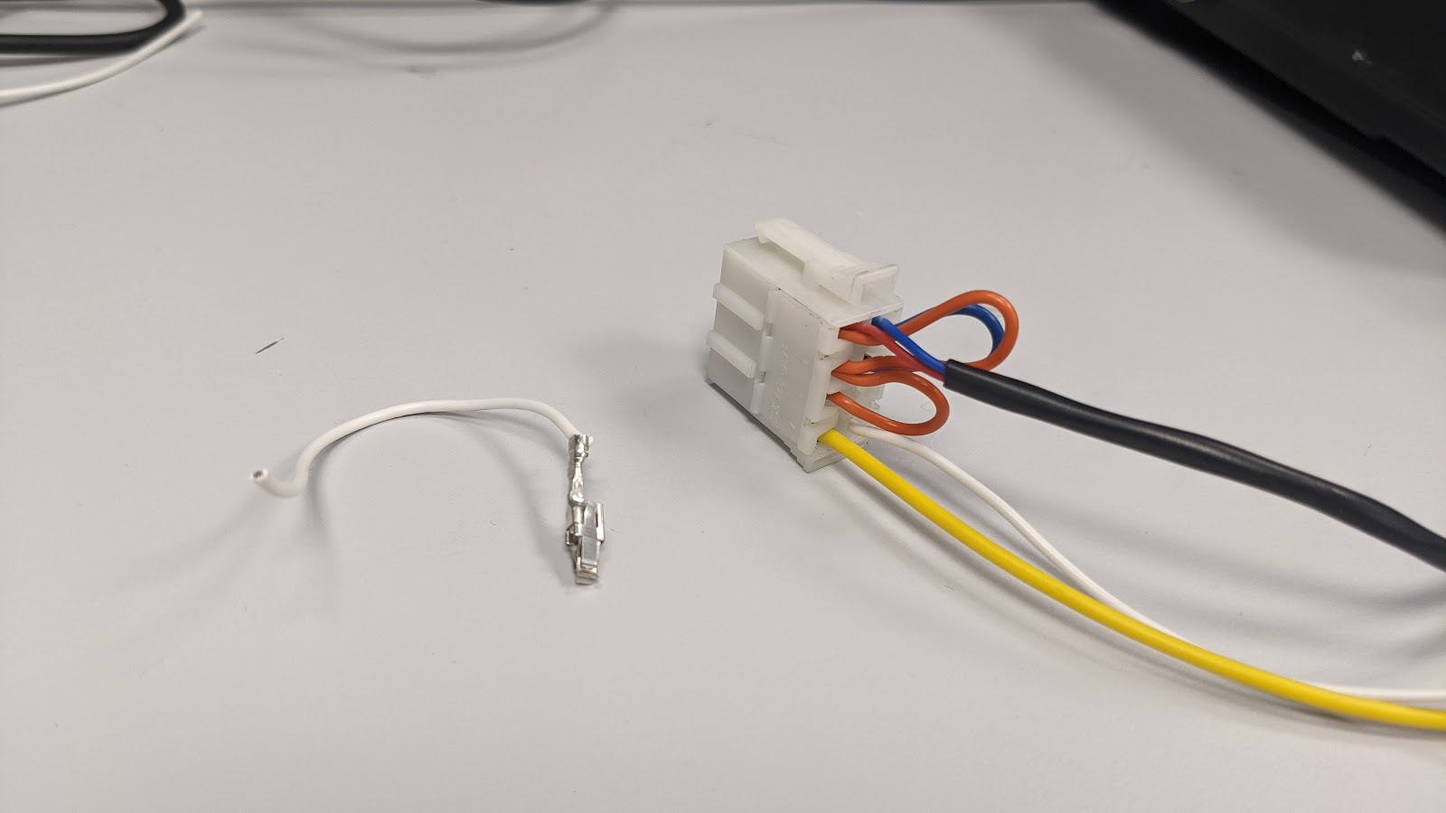 HRN-URTACHO white connector